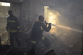Pompieri sting un incendiu la o zi după atentat.