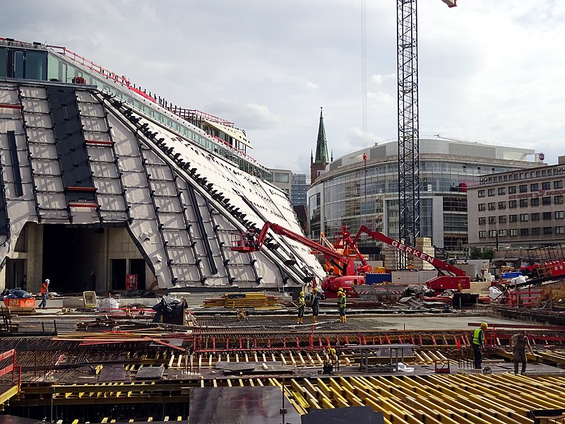 File:2019-07-19, Kö-Bogen II in Düsseldorf, im Hintergrund die Johanneskirche hinter Peek & Cloppenburg.jpg