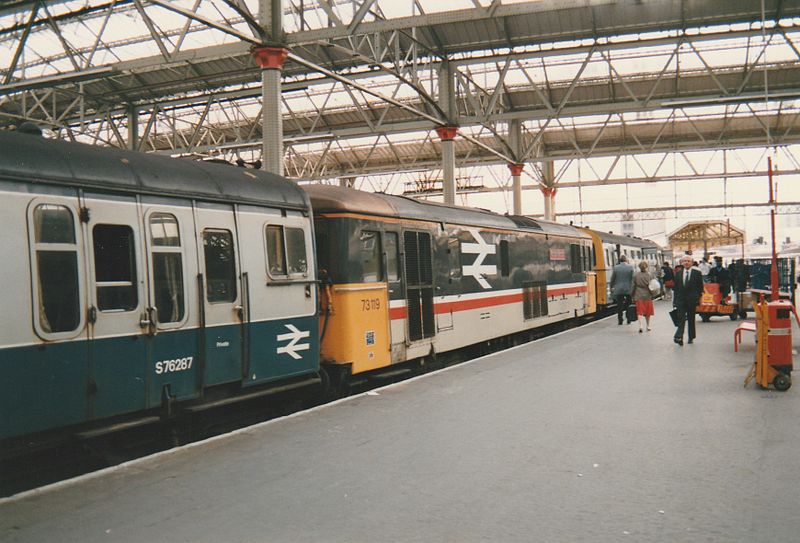 File:73119 sandwiched between 2x 4-TCs at Waterloo.jpg