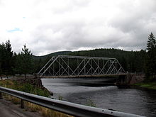 Ved garden Baas på Dølemo kryssar vegen Tovdalselva.