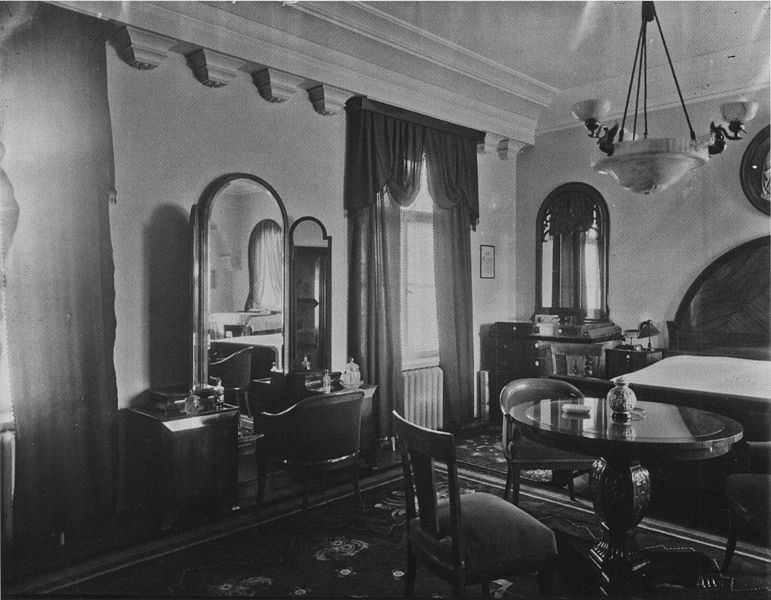 File:AHW Schlafzimmer Stilelementen Biedermeier um 1925.jpg