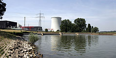 Izljev vode iz rashladnih tornjeva u rijeku Rajnu (reaktor A u pozadini)