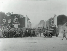 Des Autos-Canons arrivant place de la Concorde en passant devant les chevaux de Marly, lors Défilé de la Victoire.