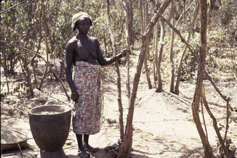 File:ASC Leiden - Coutinho Collection - doos-1 23 - Trip to Senegalese border from Candjambary, Guinea-Bissau - Woman with a rice basket - 1974.tif