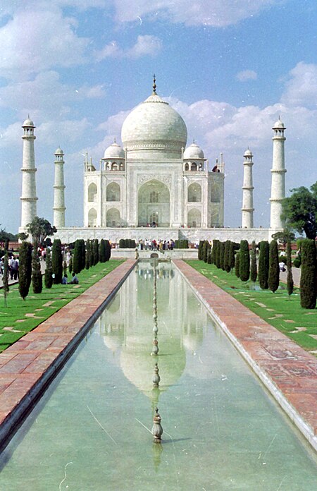 ไฟล์:A_view_of_‘Taj’_in_Agra_on_March_22,_2005.jpg