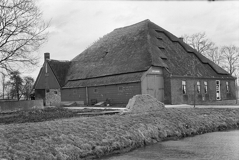 File:Aan water gelegen rietgedekte stopboerderij met aangebouwde houten schuur, erf met twee ronde betonnen mestbakken - Groot-Schermer - 20398847 - RCE.jpg