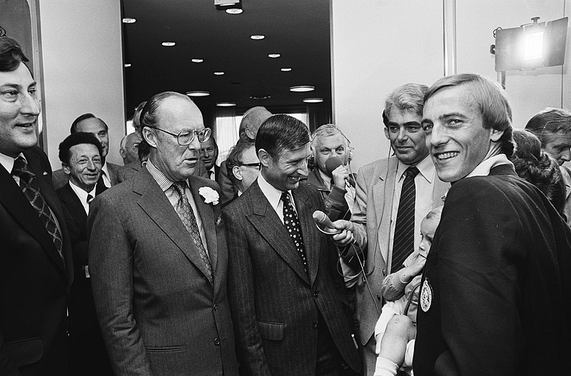 File:Aankomst Nederlands elftal op Schiphol Neeskens met Prins Bernhard en premier V, Bestanddeelnr 929-7933.jpg