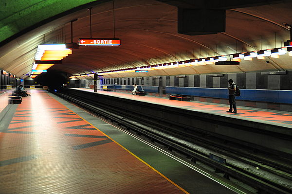 Metro station. Метро Монреаль. Канада Торонто метро. Станция Монреаль. Метро Торонто поезда.