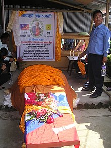 Attivisti che rendono omaggio al corpo di Gurung.jpg