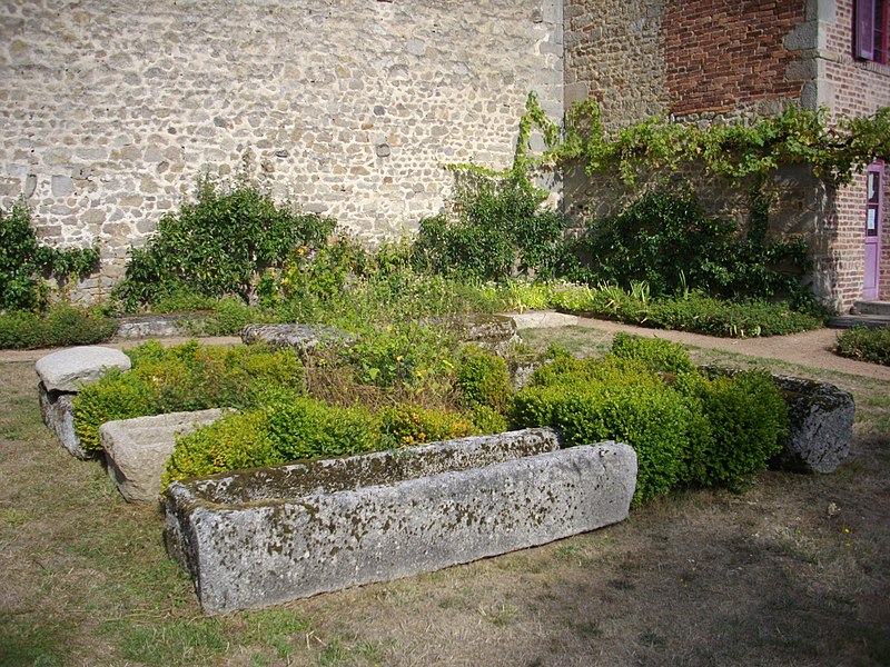 File:Ahun - jardin Jacques-Lagrange (03).jpg