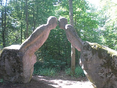 Alia statuo de Olavi Lanu en arbaro Lanupuisto sur monto Kartano