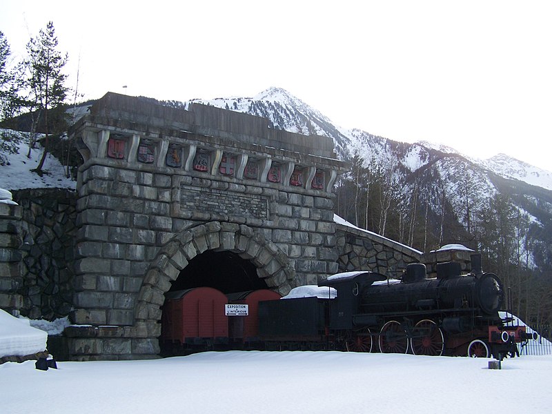 File:Ancienne entrée tunnel ferroviaire du Mont-Cenis.JPG