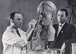 Арно Брекер за работой над бюстом архитектора Альберта Шпеера, 1940 год