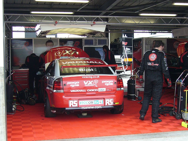 File:BTCC DP08 Neal pit 2.jpg