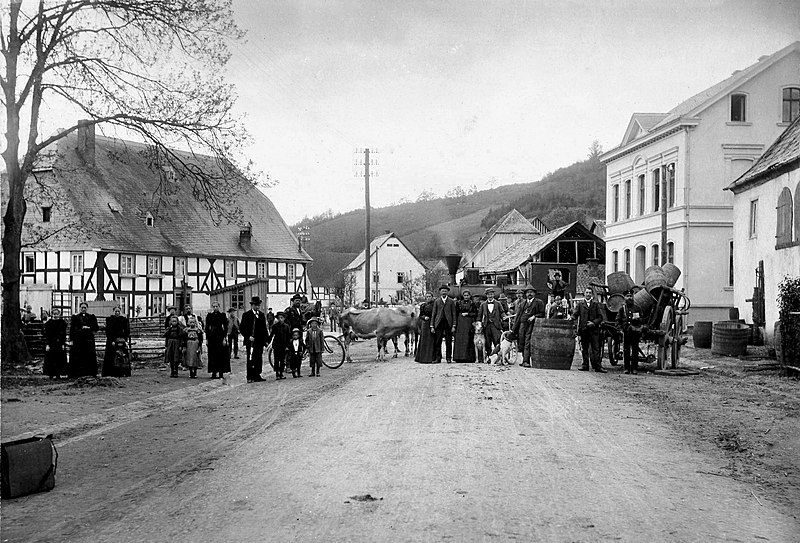 File:Bamenohl Provinzialstrasse.JPG