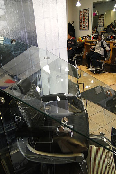 File:Barack Obama's Bulletproof Glass-Encased Barber Chair - Hyde Park Hair Salon - 5234 S. Blackstone Ave. - Chicago - Illinois - USA.jpg