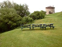 Table de pique-nique près d'une tour Martello