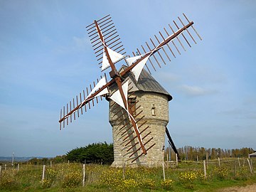 Moulin-tour de type « petit-pied » breton. Moulin de la Falaise de Batz-sur-Mer