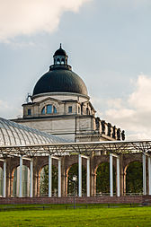 English: Bayerische Staatskanzlei at the eastern side of the Hofgarten, Munich, Germany. Deutsch: Bayerische Staatskanzlei an der Ostseite des Hofgartens in München.