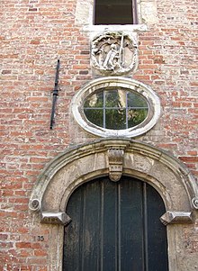 Detail of a facade in the Groot Begijnhof of Leuven Begijnhofleuven2005sep1.jpg