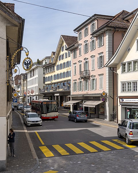 File:Blick von St. Martin in die Herrengasse in Schwyz.jpg