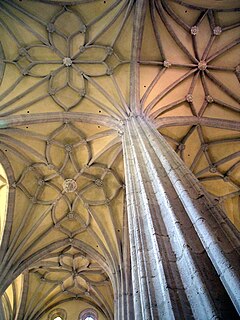 Columna con nervios]]Los soportes o columnas del arte gótico consisten de ordinario en el [[pilar}}