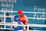 Deutsch: Boxen bei den Olympischen Jugendspielen 2018 Tag 12, 18. Oktober 2018 - Finale Leichtgewicht Mädchen – Oriana Saputo (Argentinien, blau) schlägt Emma Lawson (Australien, rot) 5-0; Ringrichter ist José Romero (Spanien). English: Boxing at the 2018 Summer Youth Olympics on 18 October 2018 – Girls' lightweight Bronze Medal Bout – Oriana Saputo (Argentina, blue) wins over Emma Lawson (Australie, red) 5-0; Referee is José Romero (Spain). Español: Boxeo en los Juegos Olímpicos Juveniles de Verano de 2018 en 18 de octubre de 2018 - Combate de medalla de bronce de las niñas: Oriana Saputo (Argentina, azul) gana a Emma Lawson (Australie, roja) 5-0; Árbitro es José Romero (España).