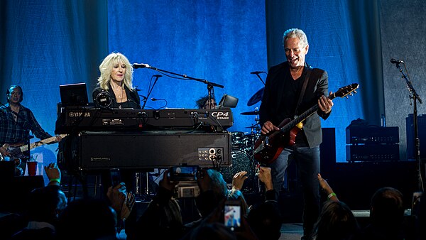 Buckingham and McVie performing live in 2017