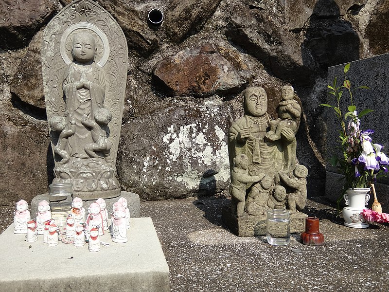 File:Buddhas behind of Seisuiji temple - panoramio (1).jpg