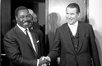 Louis Lansana Beavogi (a sinistra) durante una visita a Bonn, 1959