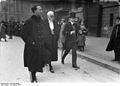 Bundesarchiv Bild 102-01058, Lord de Abernon mit Botschaftsattachés.jpg