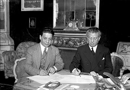 Max Reinhardt signing a contract with the US film producer Curtis Melnitz in Berlin, 1930
