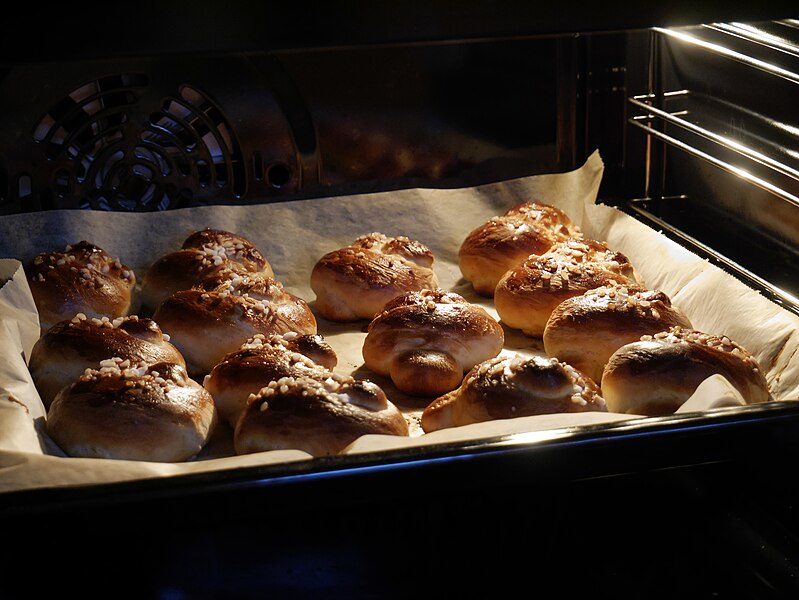 File:Buns in oven 20181221.jpg