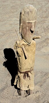 Wooden sculpture from Xiaohe cemetery Burial goods excavated from the Xiaohe cemetery (wooden sculpture excavated from the upper layer of a double-layer mud coffin of XHM75).jpg