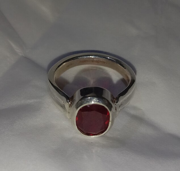 File:Burmese Ruby in silver ring, in West Bengal, India, photographed on November 18, 2023 2.jpg