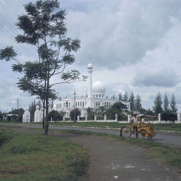 File:COLLECTIE TROPENMUSEUM De Al-Azhar moskee in Kebajoran Baru TMnr 20018508.jpg