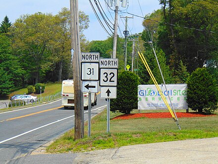 CT 32 intersecting with the start of CT 31 in Mansfield.