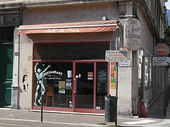 Café de la frise, situé cours Berriat à Grenoble avec un pochoir de Miss.Tic