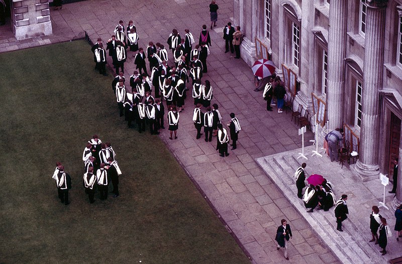 File:Cambridge-146-Trinity College-Blick in Hof-Feier-1985-gje.jpg