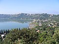 Castel Gandolfo, con el lago Albano, en Italia