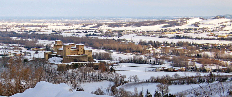 File:Castello di Torrechiara - vallata innevata.JPG
