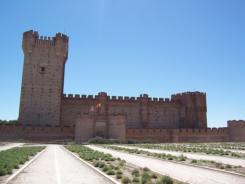 File:Castillo de la Mota en Medina del Campo.JPG