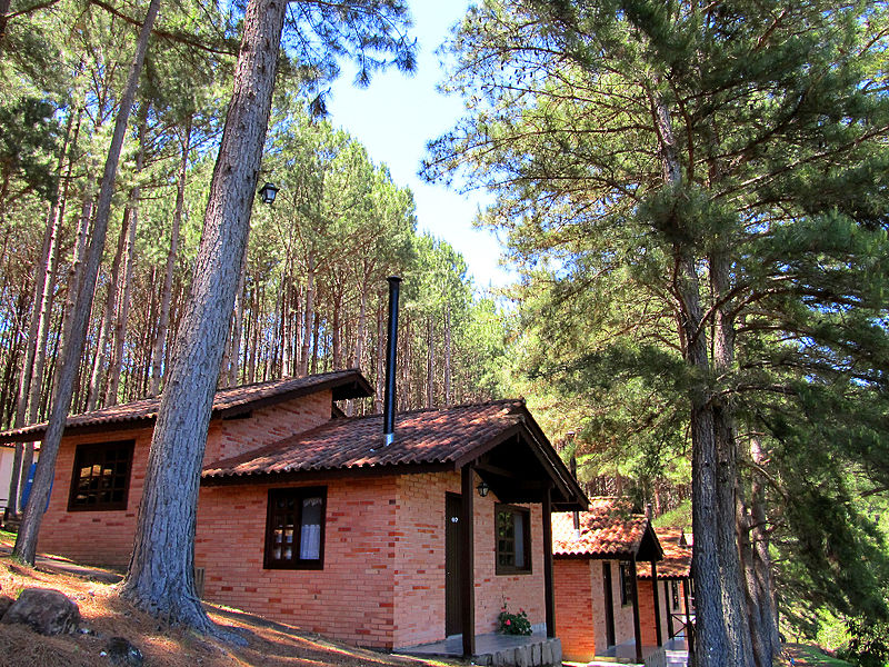 File:Chalés no Parque da Cachoeira.jpg