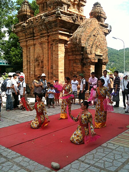 File:Cham dancers at Po Nagar.jpg