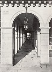 Lanterne suspendue, Rue de Rivoli, 1878