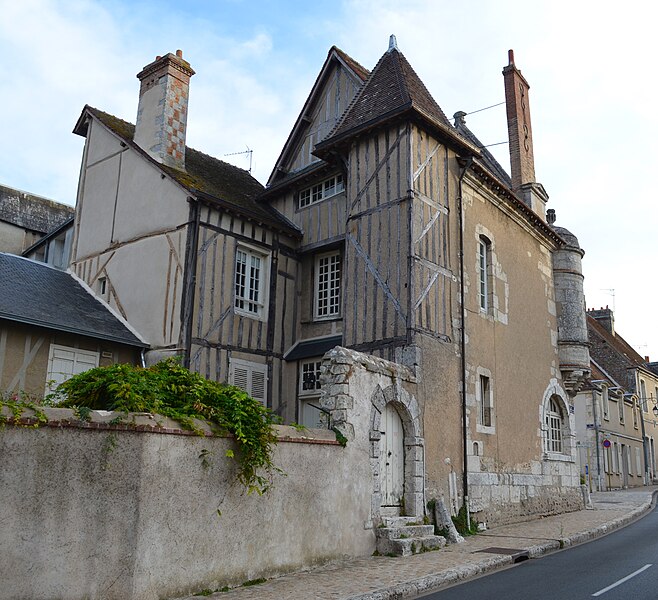 File:Chateaudun - Maison angle Cuirasserie Huileries (2).jpg