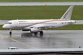 Sukhoj Superjet 100-fly fra CityJet på Helsingfors-Vanda lufthavn.