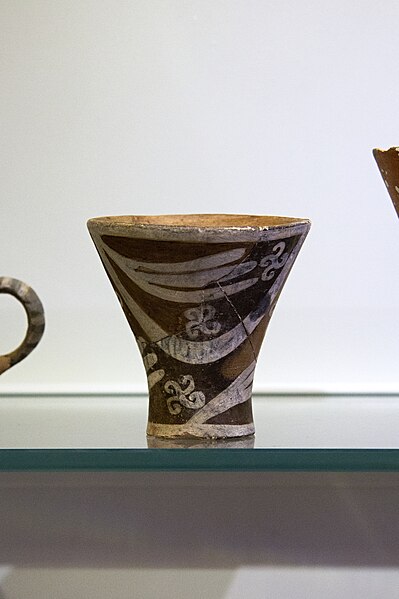 File:Clay vessel, white and polychrome decoration, Palaikastro 2100-1800 BC, AMH, 144811.jpg