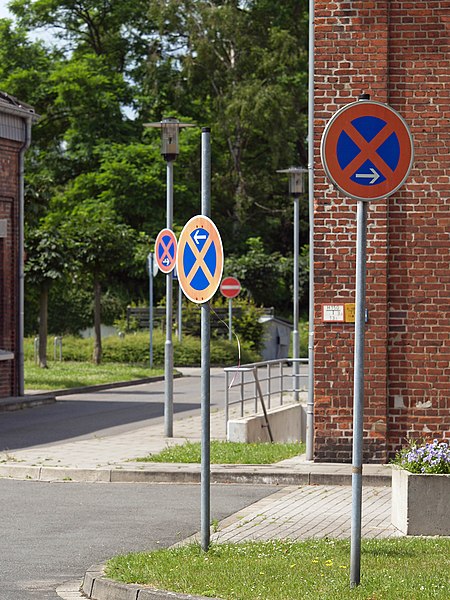 File:Coal mine Achenbach 4 road signs.jpg