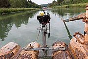 English: Detail of a (timber) raft on the river Isar. An auxiliary motor on the raft. Deutsch: Detail eines Holzfloßes auf der Isar. Ein Hilfsmotor auf dem Floß.